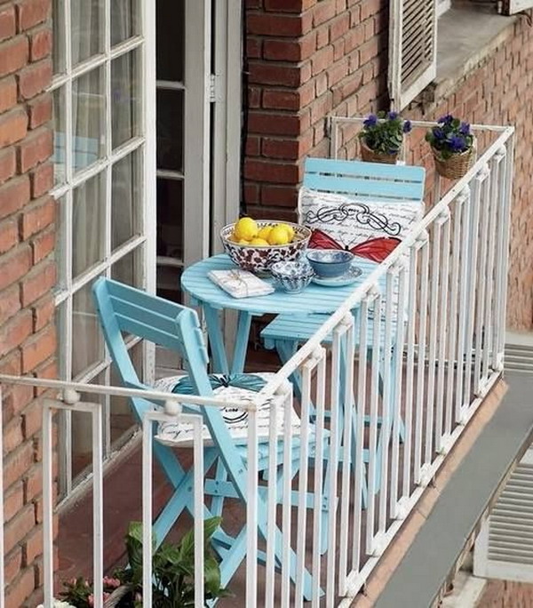 balcón pequeño con sillas y mesa