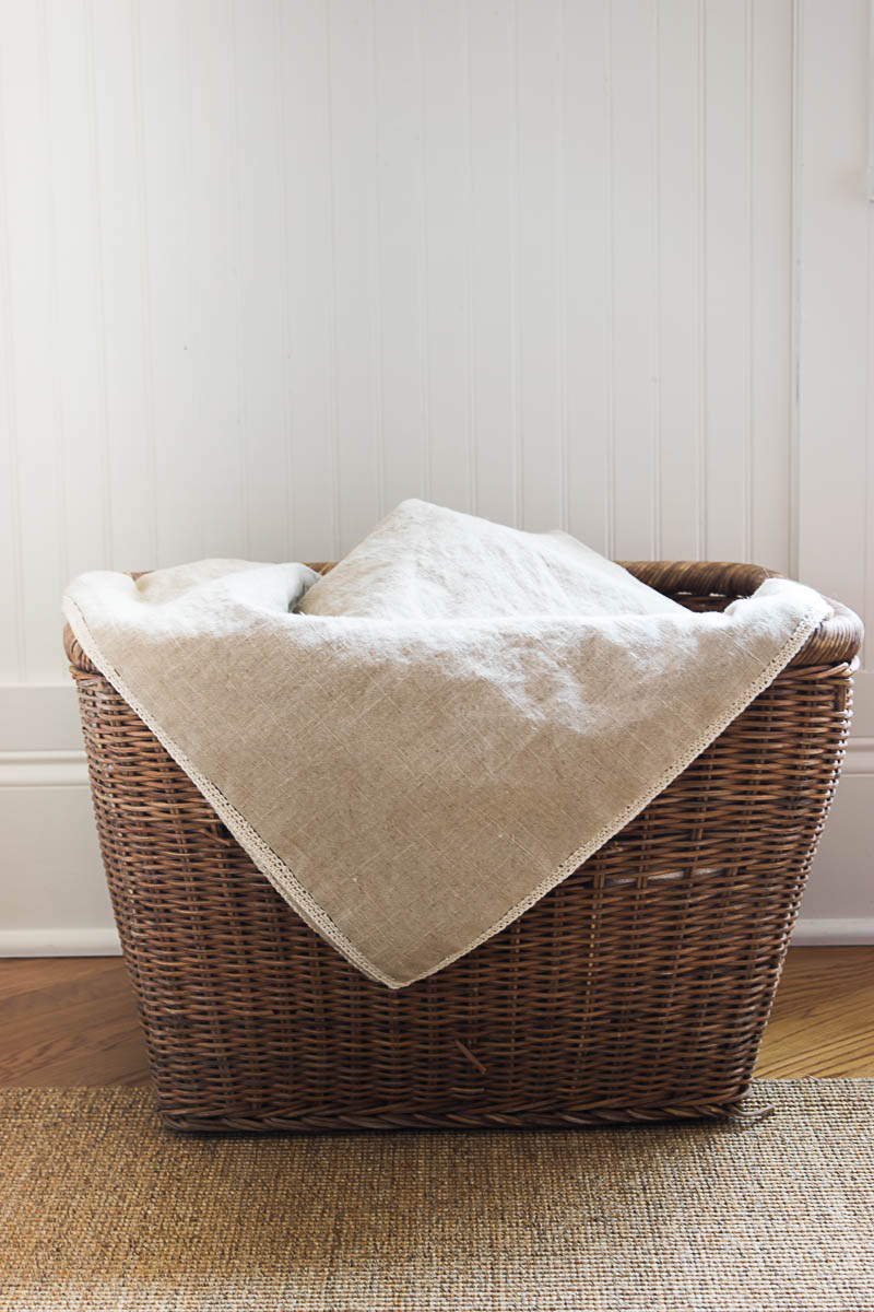 cesta con manta de lino